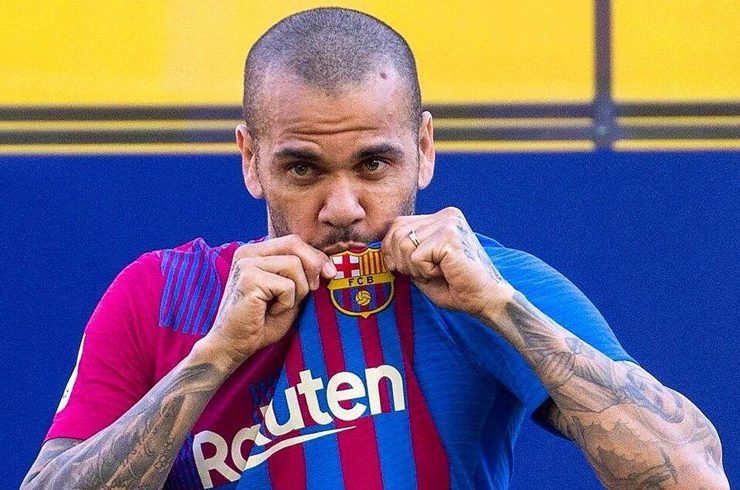 Dani Alves phẫn nộ tố Barca &#34;sống lỗi&#34; với huyền thoại, triệu fan thất vọng - 1