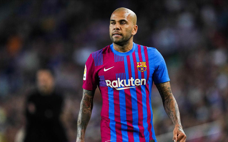 Dani Alves phẫn nộ tố Barca &#34;sống lỗi&#34; với huyền thoại, triệu fan thất vọng - 2