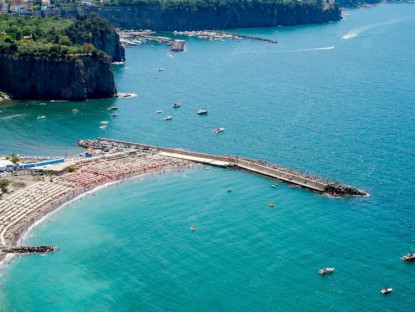 Chuyển động - Thị trấn biển cấm du khách mặc bikini hở hang