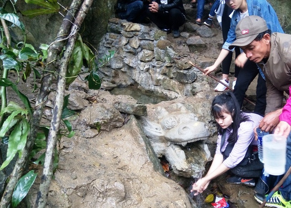 Vượt hơn 1.250 bậc đá chinh phục núi Thần Đinh - 3