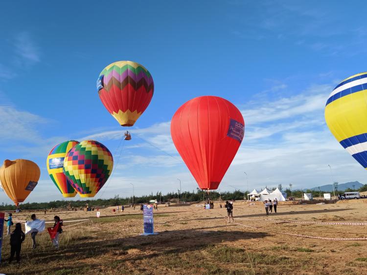 Hấp dẫn lễ hội khinh khí cầu lần đầu tổ chức ở Quảng Bình