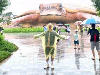Du khảo - Mắc kẹt ở Phú Quốc, du khách diện áo mưa check-in từ bãi biển đến công viên