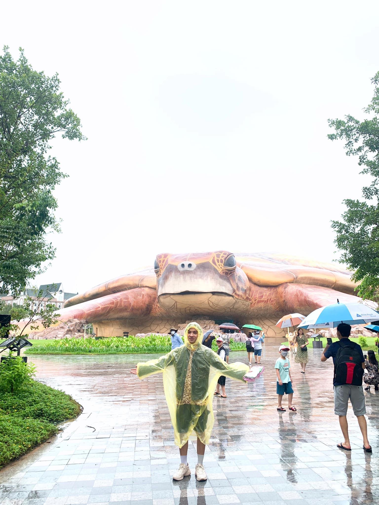 Mắc kẹt ở Phú Quốc, du khách diện áo mưa check-in từ bãi biển đến công viên - 1