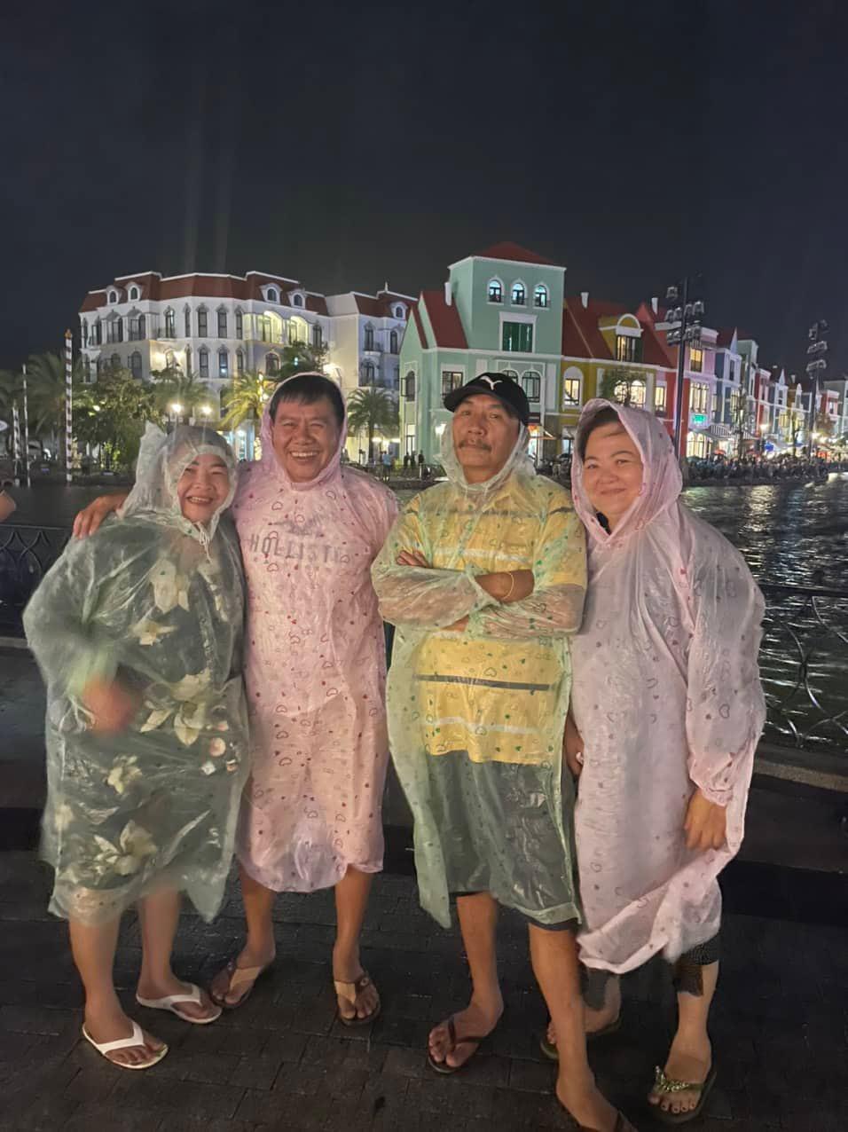 Mắc kẹt ở Phú Quốc, du khách diện áo mưa check-in từ bãi biển đến công viên - 3