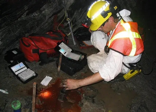 Phát hiện nguồn nước 2 tỷ năm tuổi ở đáy một khu mỏ tại Canada - 1