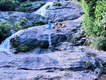 Nam du khách rơi xuống thác nước tử vong khi chụp ảnh