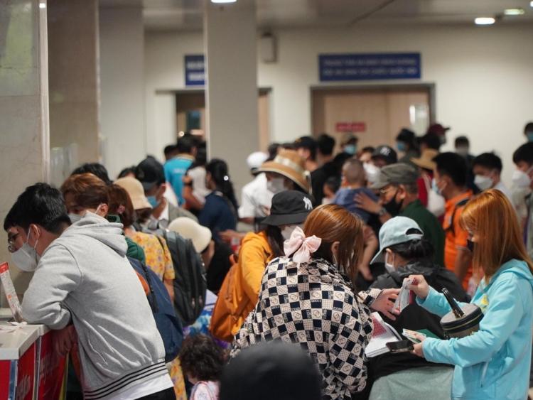 Sân bay Tân Sơn Nhất cuối tuần đông nghẹt, hành khách chen chân check-in
