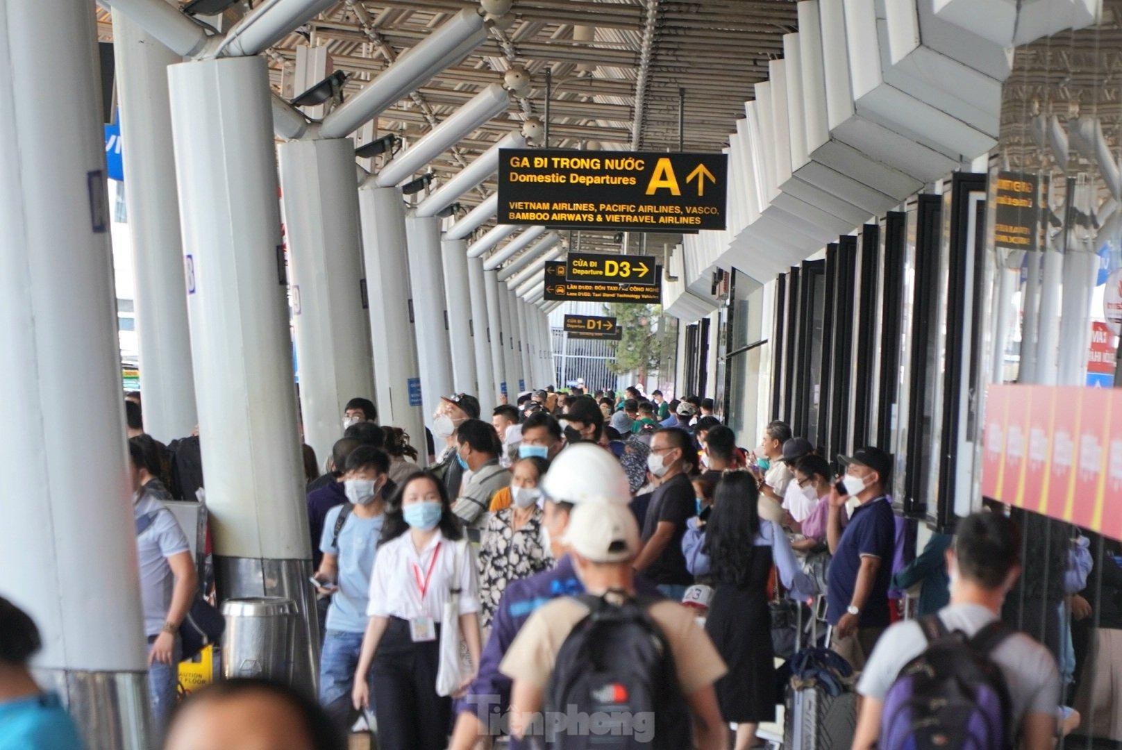 Sân bay Tân Sơn Nhất cuối tuần đông nghẹt, hành khách chen chân check-in - 2