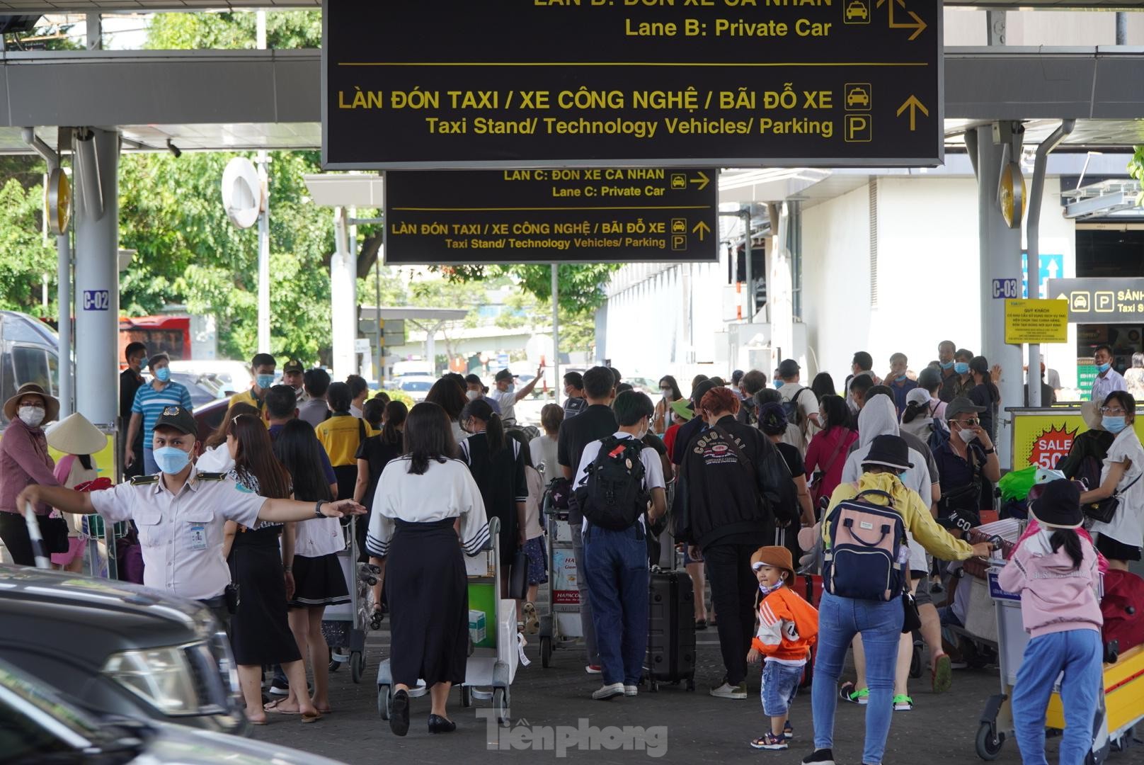 Sân bay Tân Sơn Nhất cuối tuần đông nghẹt, hành khách chen chân check-in - 1