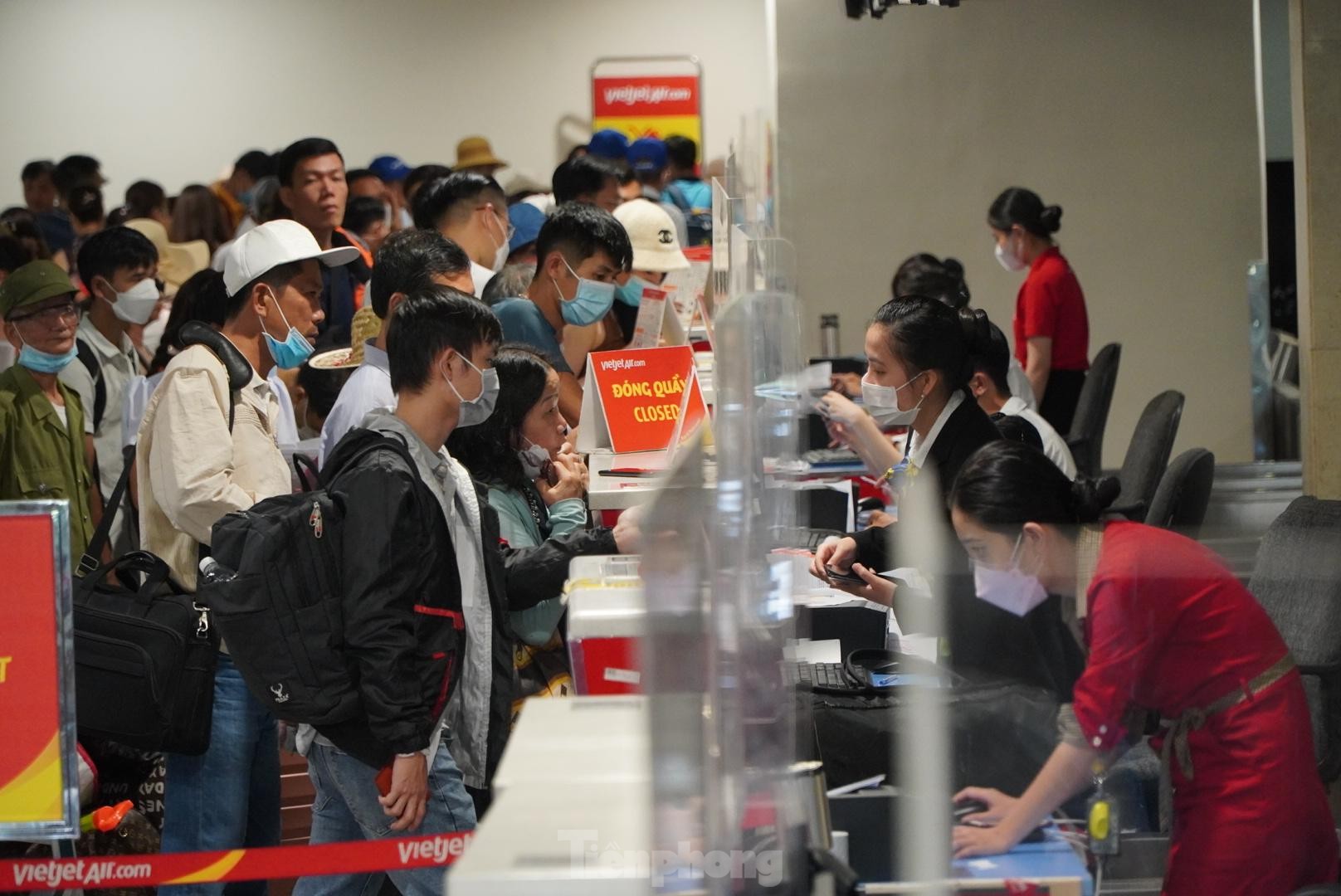 Sân bay Tân Sơn Nhất cuối tuần đông nghẹt, hành khách chen chân check-in - 3