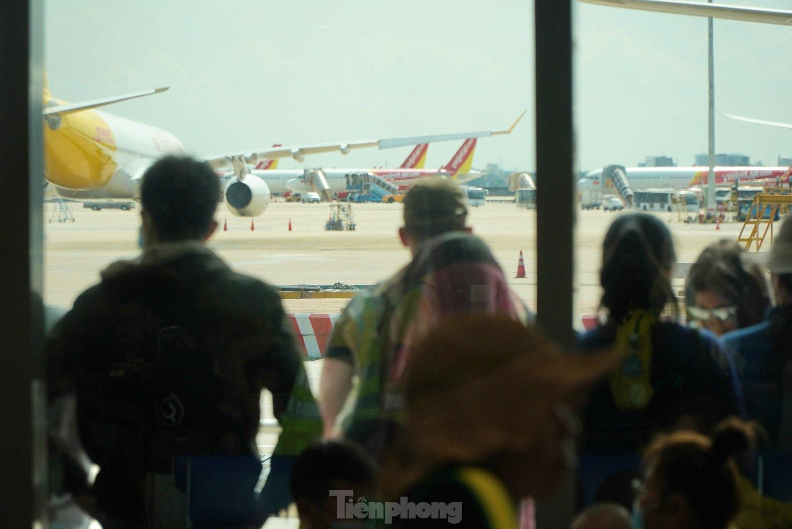 Sân bay Tân Sơn Nhất cuối tuần đông nghẹt, hành khách chen chân check-in - 4
