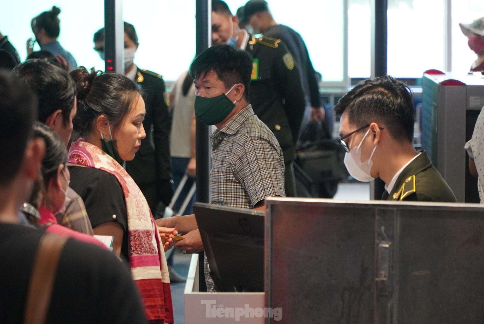 Sân bay Tân Sơn Nhất cuối tuần đông nghẹt, hành khách chen chân check-in - 7