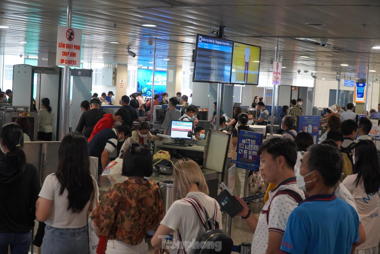 Sân bay Tân Sơn Nhất cuối tuần đông nghẹt, hành khách chen chân check-in - 10