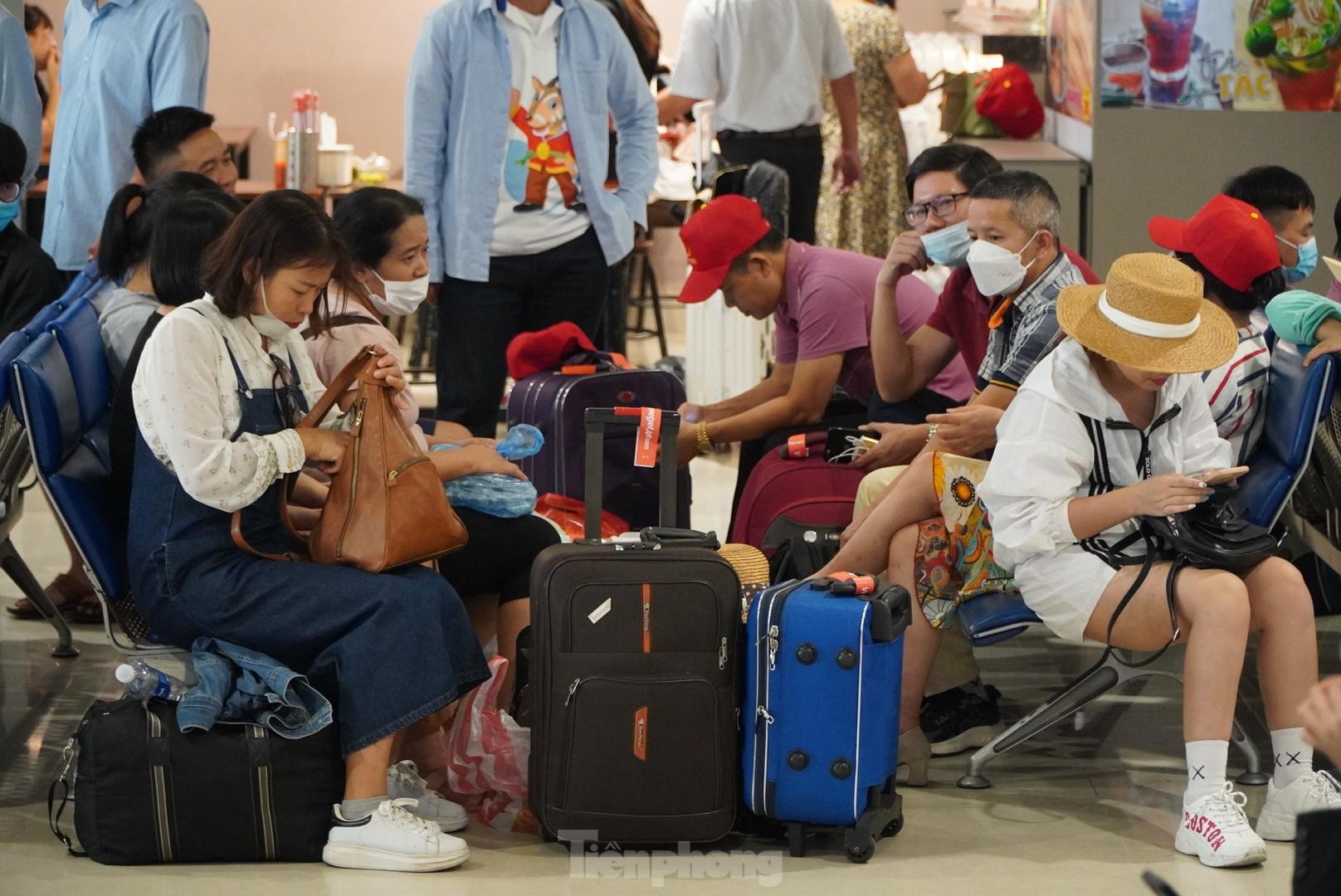 Sân bay Tân Sơn Nhất cuối tuần đông nghẹt, hành khách chen chân check-in - 6