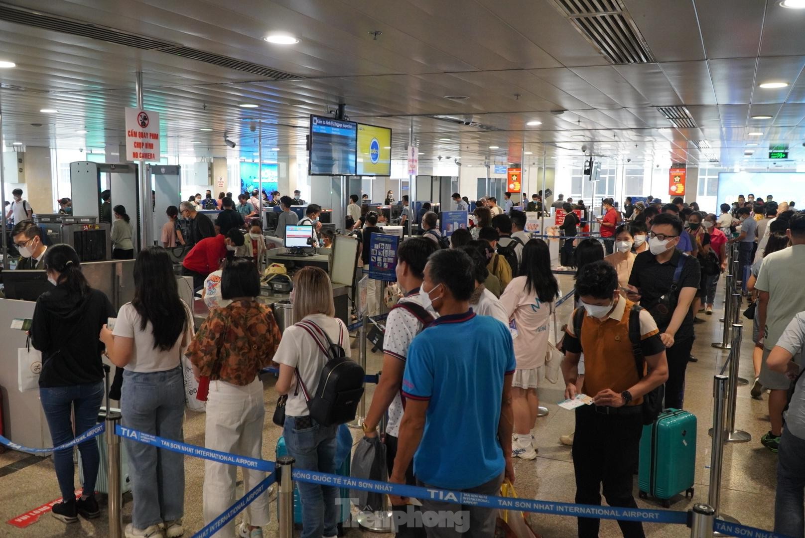 Sân bay Tân Sơn Nhất cuối tuần đông nghẹt, hành khách chen chân check-in - 8
