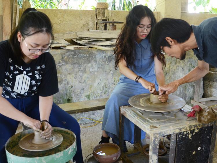 Du khách hào hứng trải nghiệm làm gốm, bắt vịt... ở lễ hội ‘Hương xưa làng cổ’