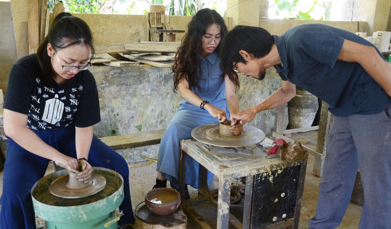 Du khách hào hứng trải nghiệm làm gốm, bắt vịt... ở lễ hội ‘Hương xưa làng cổ’ - 3