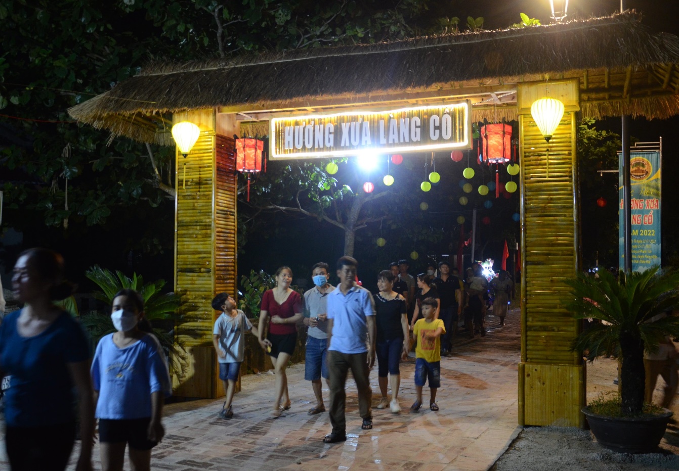 Du khách hào hứng trải nghiệm làm gốm, bắt vịt... ở lễ hội ‘Hương xưa làng cổ’ - 5