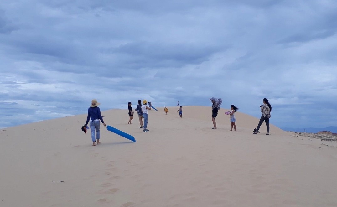Đến cồn cát Quang Phú trải nghiệm trò chơi trượt cát, lái xe địa hình - 2