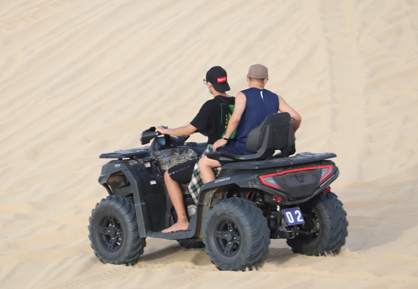 Đến cồn cát Quang Phú trải nghiệm trò chơi trượt cát, lái xe địa hình - 7