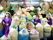 Áo dài “nhuộm tím” chợ cổ hơn trăm tuổi