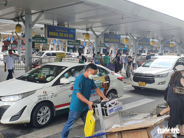 Xe công nghệ ngưng 'leo lầu' đón khách ở nhà xe sân bay Tân Sơn Nhất - 3