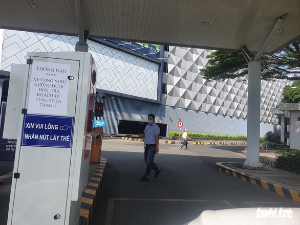 Xe công nghệ ngưng 'leo lầu' đón khách ở nhà xe sân bay Tân Sơn Nhất - 2
