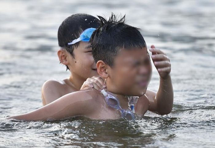 Hà Nội nắng nóng 37 độ C, người lớn, trẻ em biến hồ Linh Đàm thành bãi tắm để giải nhiệt - 5