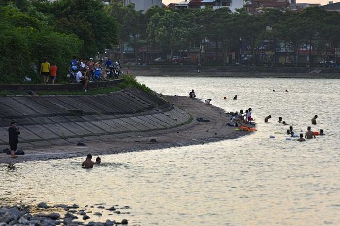 Hà Nội nắng nóng 37 độ C, người lớn, trẻ em biến hồ Linh Đàm thành bãi tắm để giải nhiệt - 2