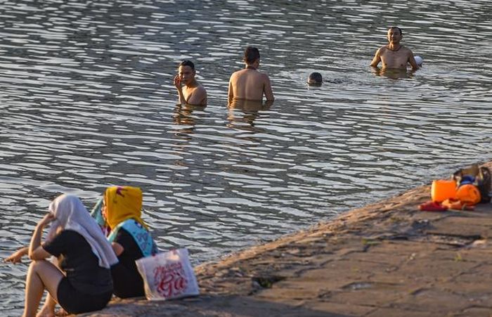 Hà Nội nắng nóng 37 độ C, người lớn, trẻ em biến hồ Linh Đàm thành bãi tắm để giải nhiệt - 10