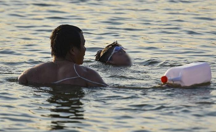 Hà Nội nắng nóng 37 độ C, người lớn, trẻ em biến hồ Linh Đàm thành bãi tắm để giải nhiệt - 8