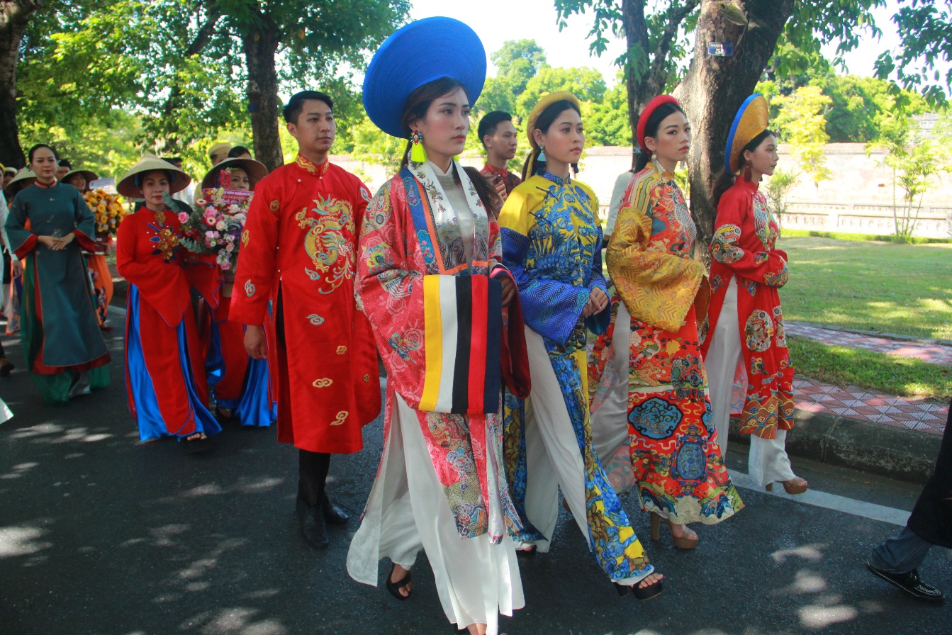 Phát huy giá trị văn hóa truyền thống của áo dài Huế - 1