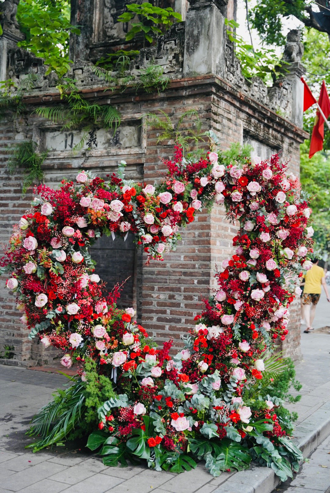 Hàng trăm nghìn hoa sen nở khắp phố Hà Nội không thể ấn tượng hơn trong mùa lễ Vu Lan - 1