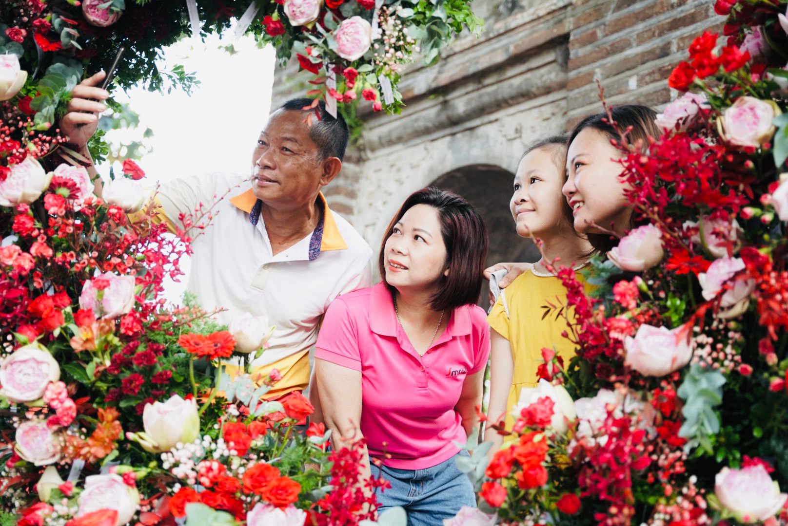 Hàng trăm nghìn hoa sen nở khắp phố Hà Nội không thể ấn tượng hơn trong mùa lễ Vu Lan - 4