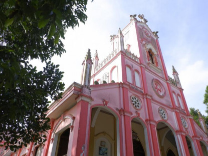 6 nhà thờ màu hồng “đốn tim” du khách