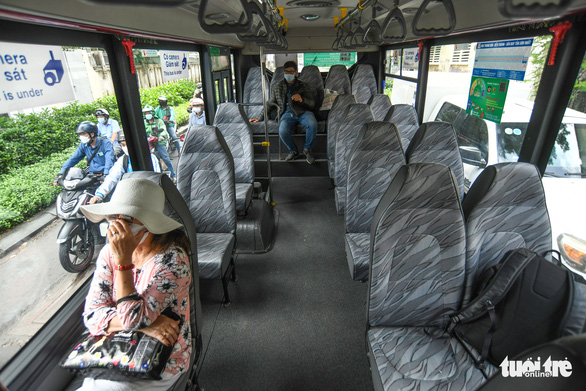 Phải mở đường cho xe buýt vào sân bay Tân Sơn Nhất - 4