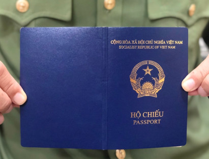 Chuyển động - Vương quốc Anh vẫn tiếp tục chấp nhận hộ chiếu mới của Việt Nam