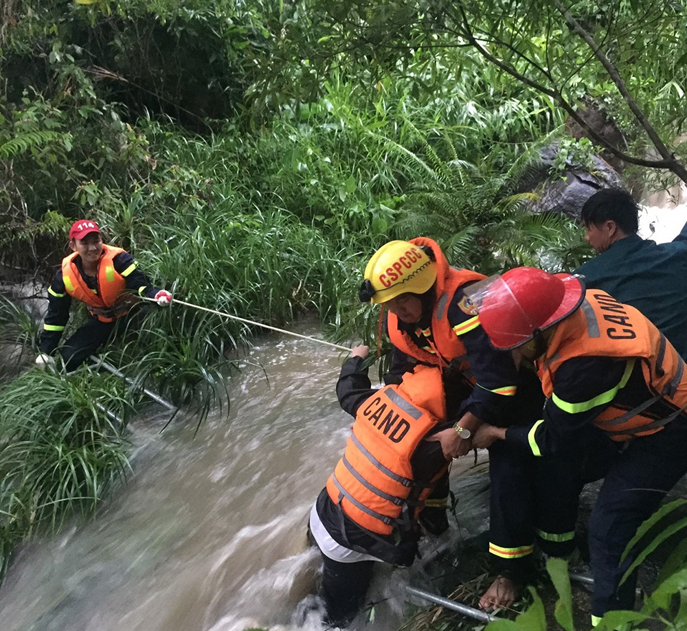 23 du khách tại Suối Tiên bị mắc kẹt trên núi do mưa lớn, nước lũ chảy mạnh - 1