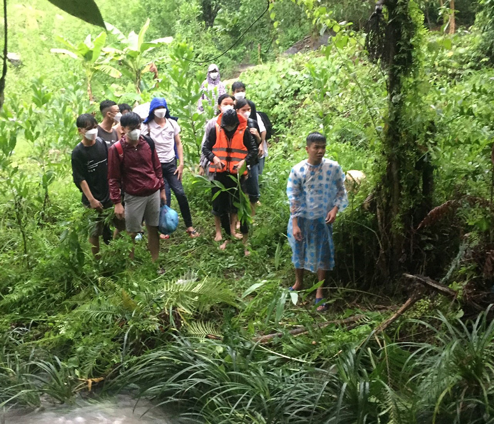 23 du khách tại Suối Tiên bị mắc kẹt trên núi do mưa lớn, nước lũ chảy mạnh - 2