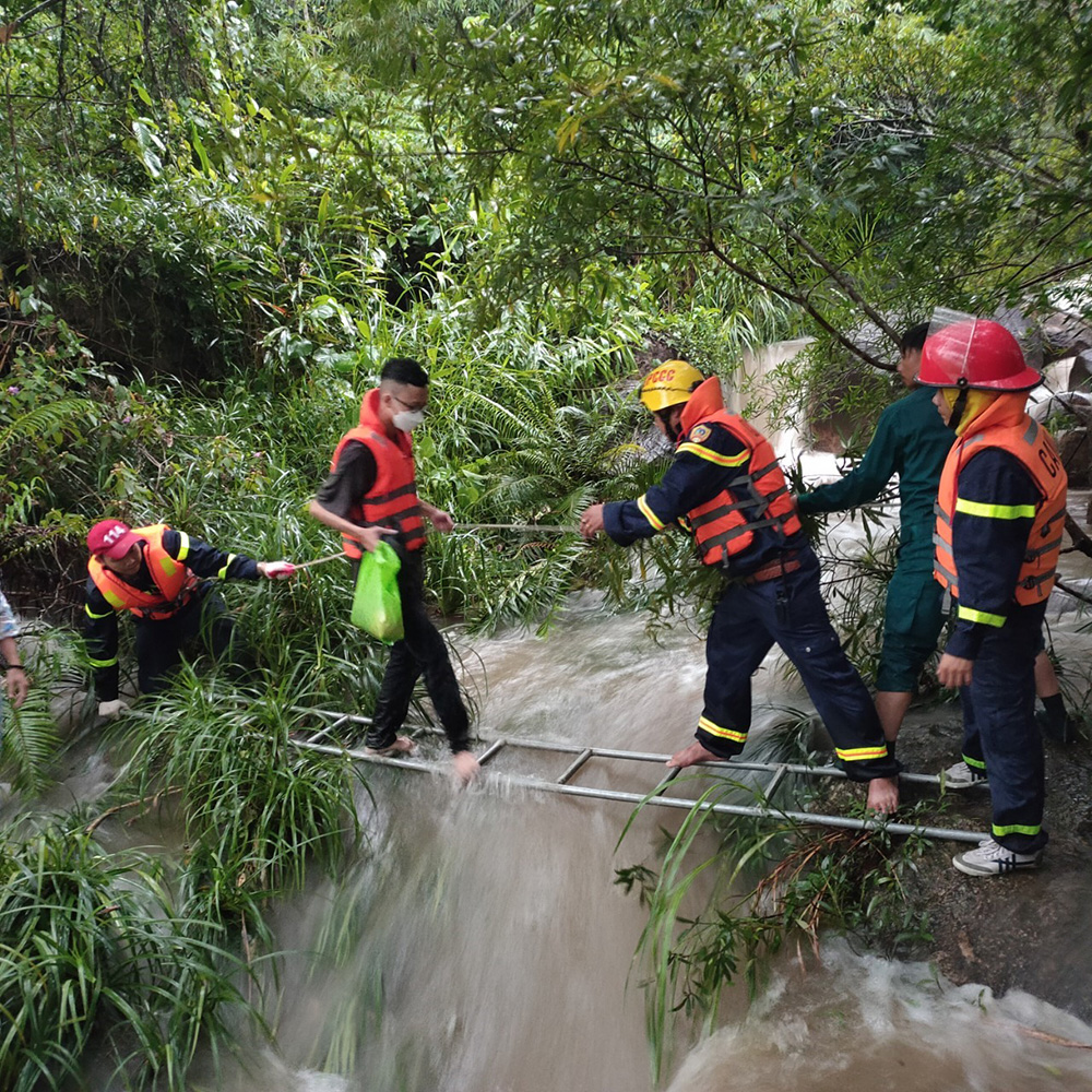 23 du khách tại Suối Tiên bị mắc kẹt trên núi do mưa lớn, nước lũ chảy mạnh - 3