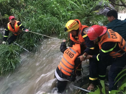 Chuyển động - 23 du khách tại Suối Tiên bị mắc kẹt trên núi do mưa lớn, nước lũ chảy mạnh