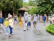 Du khảo - Du khách nườm nượp đến Phú Quốc vào dịp cuối hè