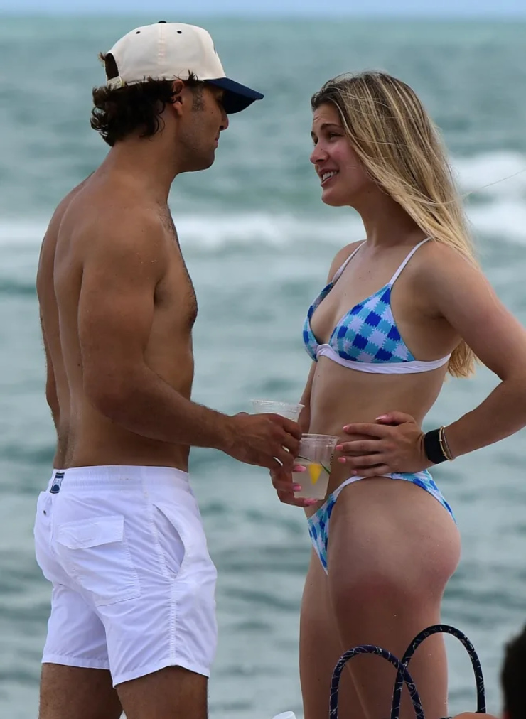 Mỹ nhân tennis Bouchard mặc bikini, ôm trai lạ giữa bãi biển - 4