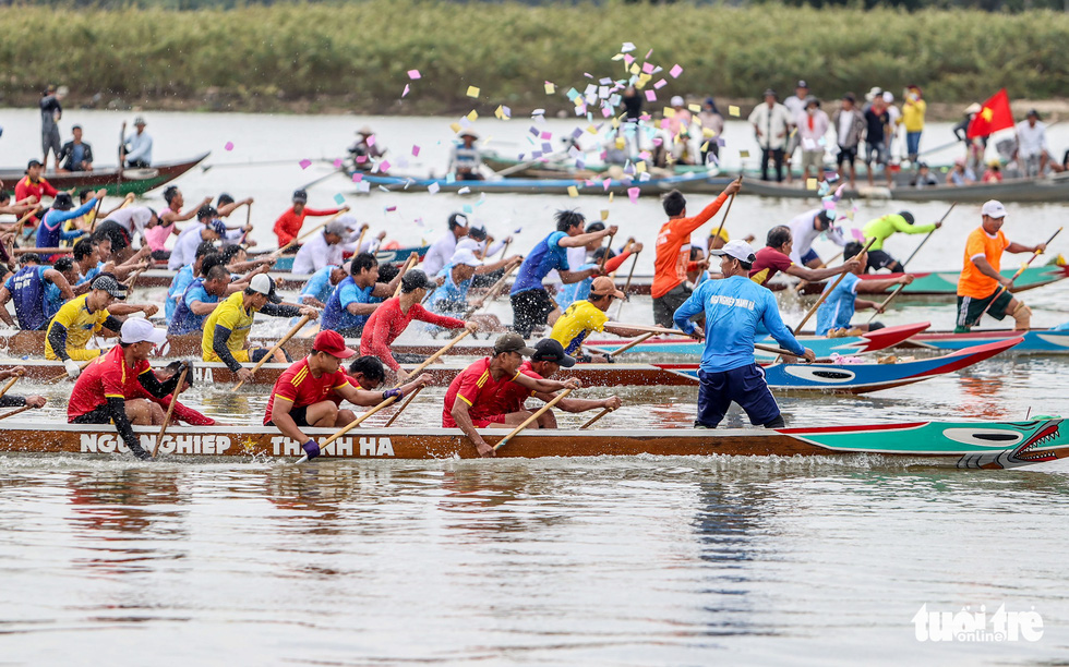 10.000 người về làng gốm Thanh Hà xem đua thuyền trên sông Thu Bồn - 1