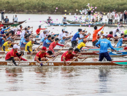 Lễ hội - 10.000 người về làng gốm Thanh Hà xem đua thuyền trên sông Thu Bồn