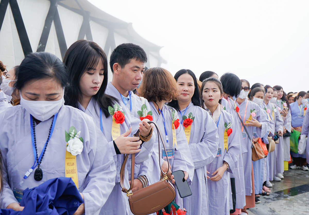 Hàng nghìn du khách về dự lễ Vu Lan trên đỉnh thiêng Fansipan - 2