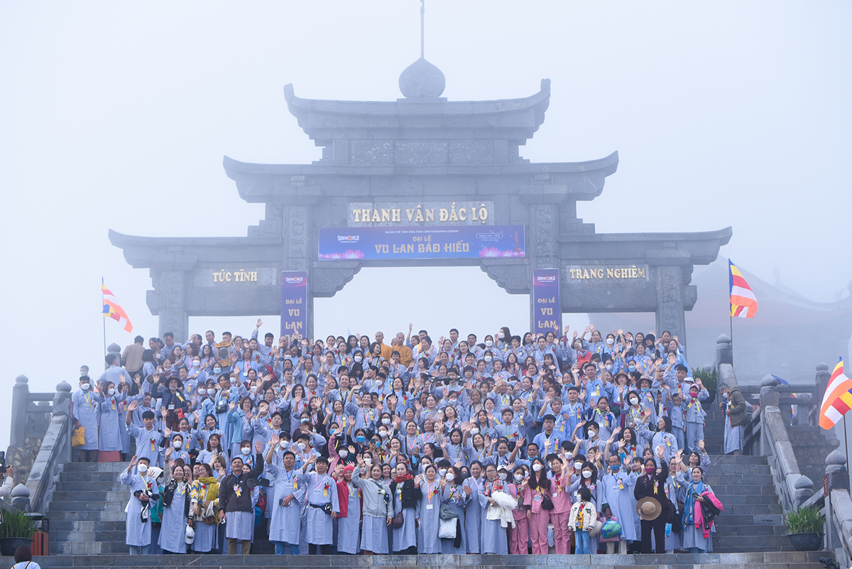 Hàng nghìn du khách về dự lễ Vu Lan trên đỉnh thiêng Fansipan - 3
