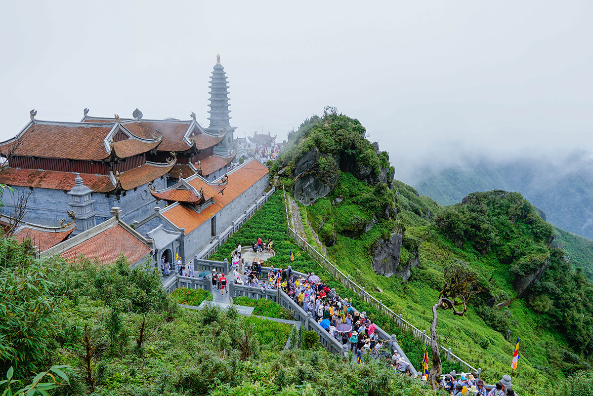 Hàng nghìn du khách về dự lễ Vu Lan trên đỉnh thiêng Fansipan - 6