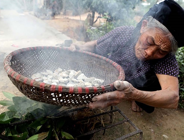 Lạ lùng ngôi làng đào đất về hun khói ở Vĩnh Phúc, vừa ăn vừa tấm tắc khen ngon