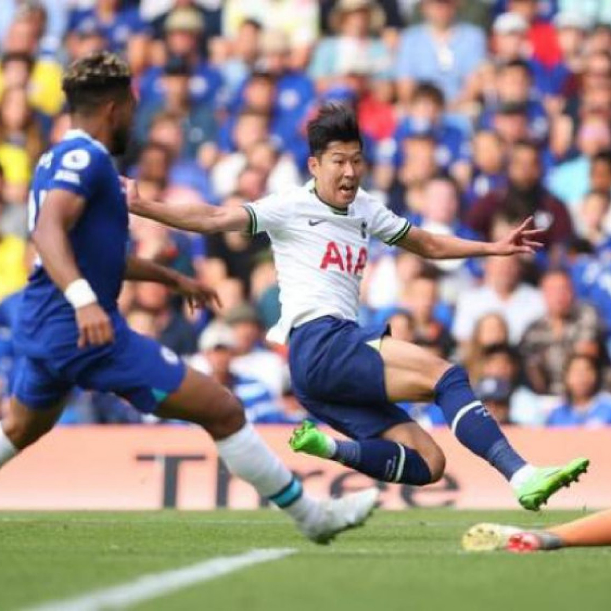  - Cực nóng BXH Ngoại hạng Anh: Tottenham thoát thua Chelsea, ngôi đầu đổi chủ